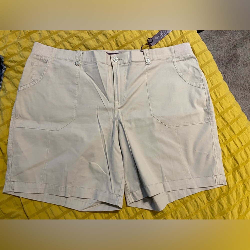 Gloria Vanderbilt khaki shorts
